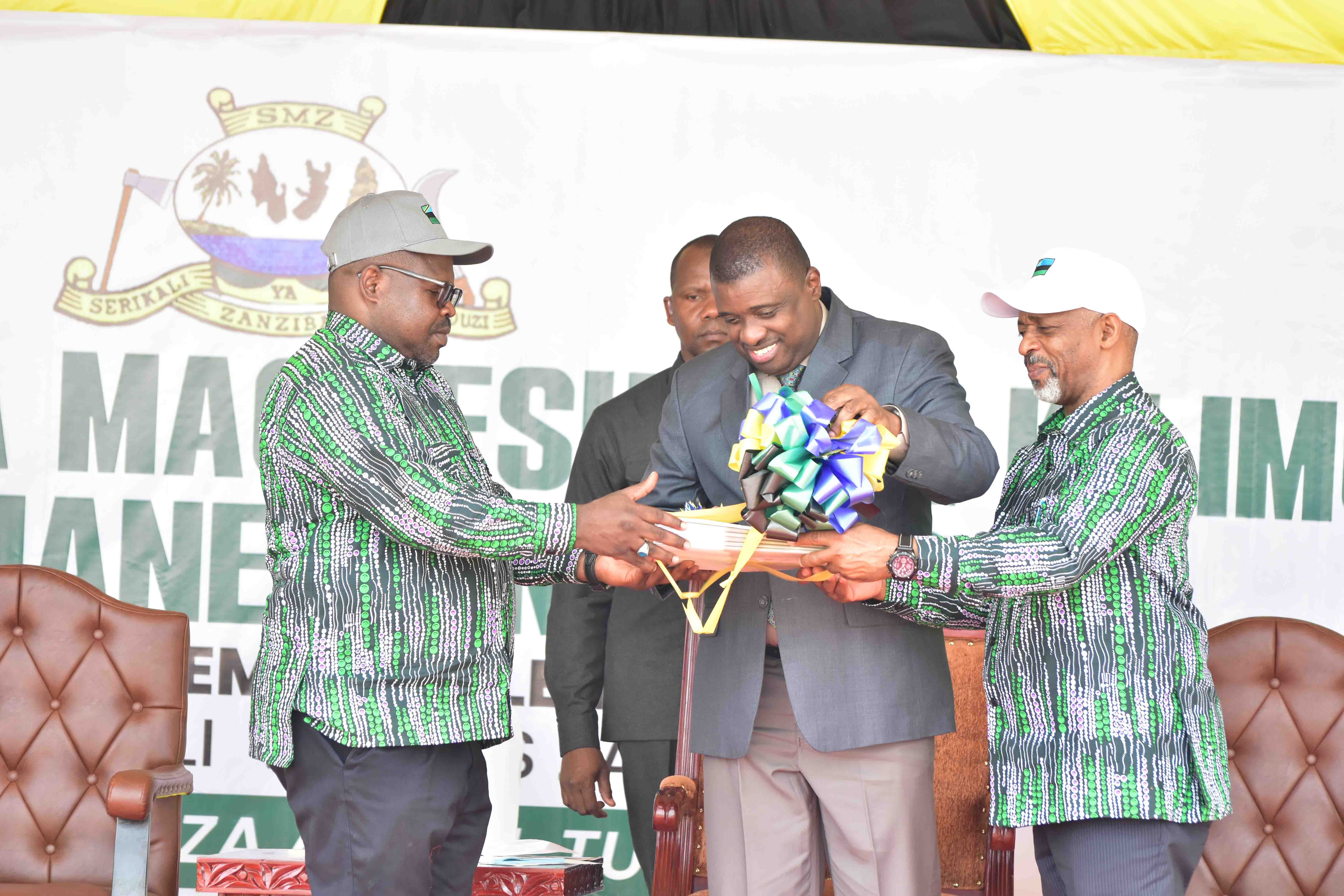 MAKAMU WA PILI WA RAISI MHE. HEMED SULEIMAN ABDULLA AZINDUA KITABU CHA MPANGO WA MAGEUZI YA SEKTA YA KILIMO 2025 - 2035 HAPO DOLE KIZIMBANI. 
              