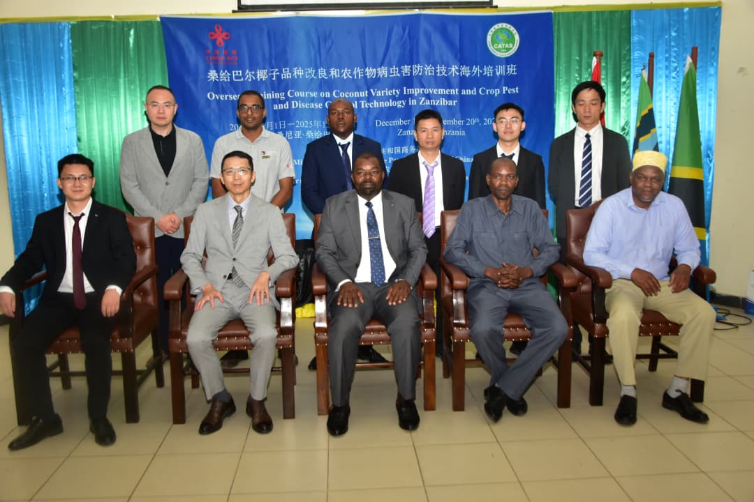 Waziri wa Kilimo, Umwagiliaji, Maliasili na Mifugo Mhe. Suleiman Masoud Makame akiwa na wataalamu  kutoka Chuo cha Taasisi ya (CATAS ) kutoka China