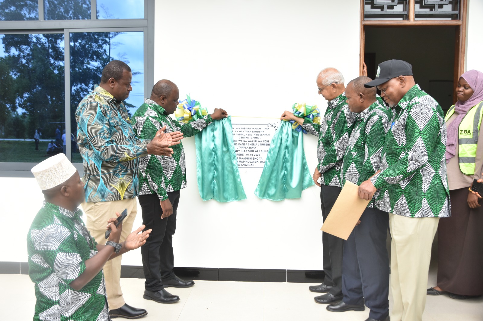 Waziri wa Nchi, Ofisi ya Rais Katiba, Sheria, Utumishi na Utawala Bora, Mhe. Dkt. Haroun Ali Suleiman Afunguwa Maabara ya Afya ya Wanyama  (ZALIRI)