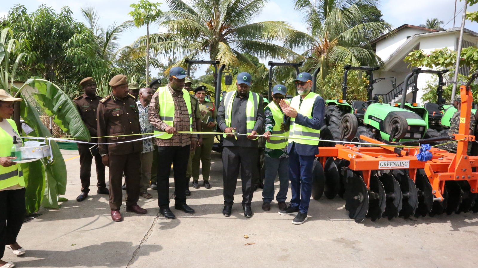 Waziri wa Kilimo, Umwagiliaji, Maliasili na Mifugo Mhe. Suleiman Masoud Makame Azindua Vifaa Vipya vya Zana za Kilimo na Uzalishaji wa Sukari Kiwanda cha Mahonda